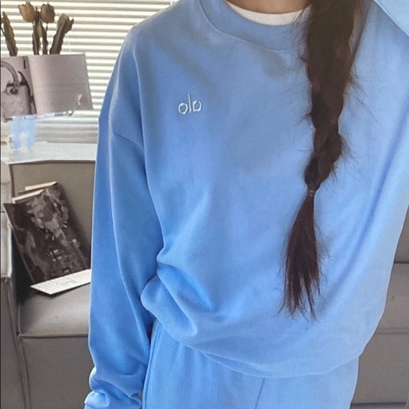 ALO Yoga Light Blue Sweatshirt - Picture 5 of 8